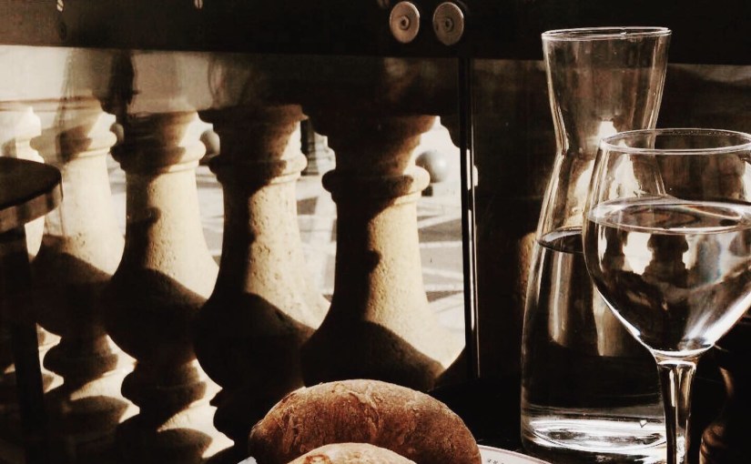 Un café à Paris avec vue imprenable sur le Louvre&nbsp;!